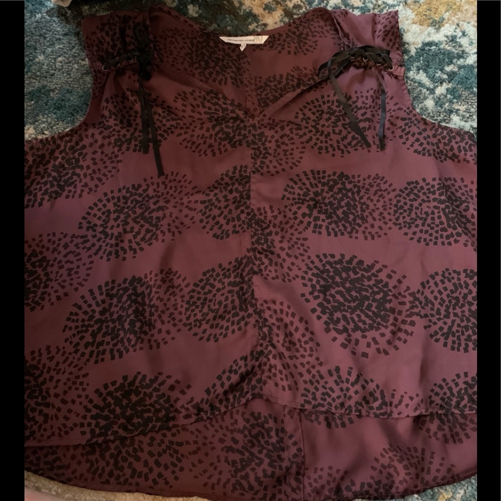 🍭wine colored blouse with black details sz L